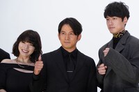 「ヘルドッグス」公開記念舞台挨拶の様子。左から松岡茉優、岡田准一、坂口健太郎。