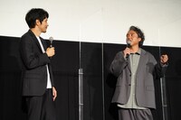 左から松山ケンイチ、ムロツヨシ。