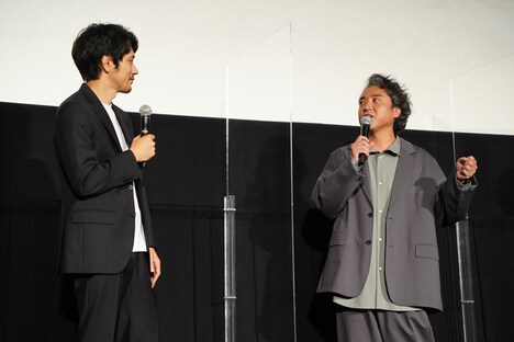 左から松山ケンイチ、ムロツヨシ。