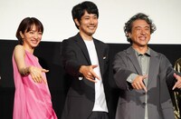 左から満島ひかり、松山ケンイチ、ムロツヨシ。