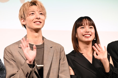 左から高杉真宙、関水渚。