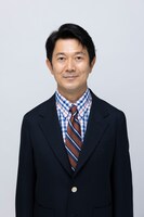 丸山保役のアキラ100%。