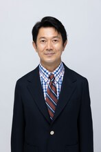 丸山保役のアキラ100%。