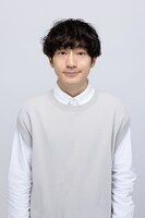 亀井裕太役のカジワラタクト。