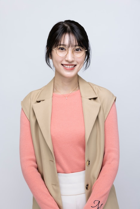 兎谷真由子役の小山莉奈。