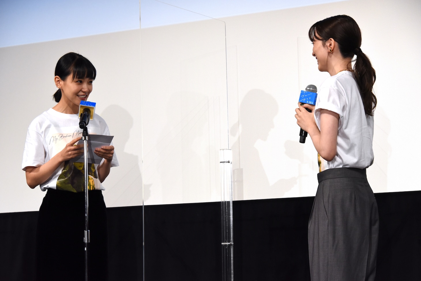 永野芽郁（右）へ宛てた手紙を読む奈緒（左）。