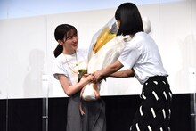 タナダユキ（右）から花束を受け取る永野芽郁（左）。