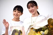左から奈緒、永野芽郁。