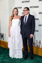 左からマーゴット・ロビー、デヴィッド・O・ラッセル。