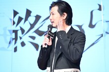 ひげのつむじを発見したことを明かす玉山鉄二。