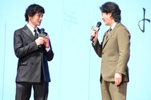 左から安藤政信、唐沢寿明。