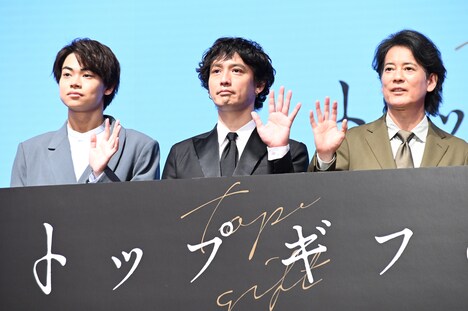 左から菅生新樹、安藤政信、唐沢寿明。