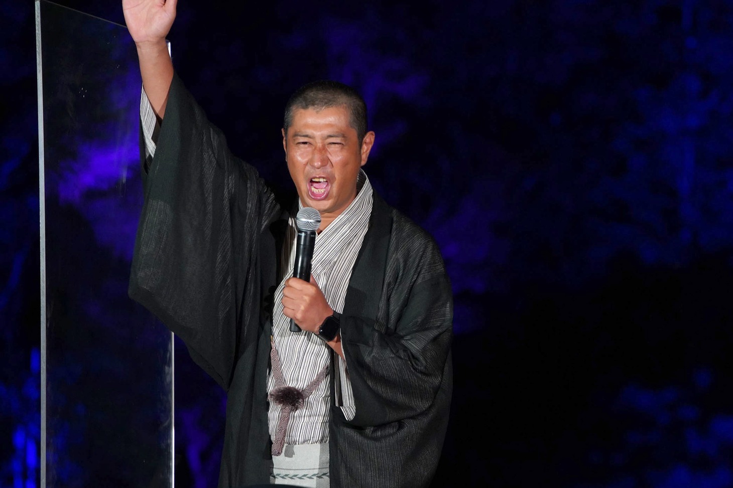 怪談師風の衣装で「サンキュー！」と叫ぶ尾形貴弘。