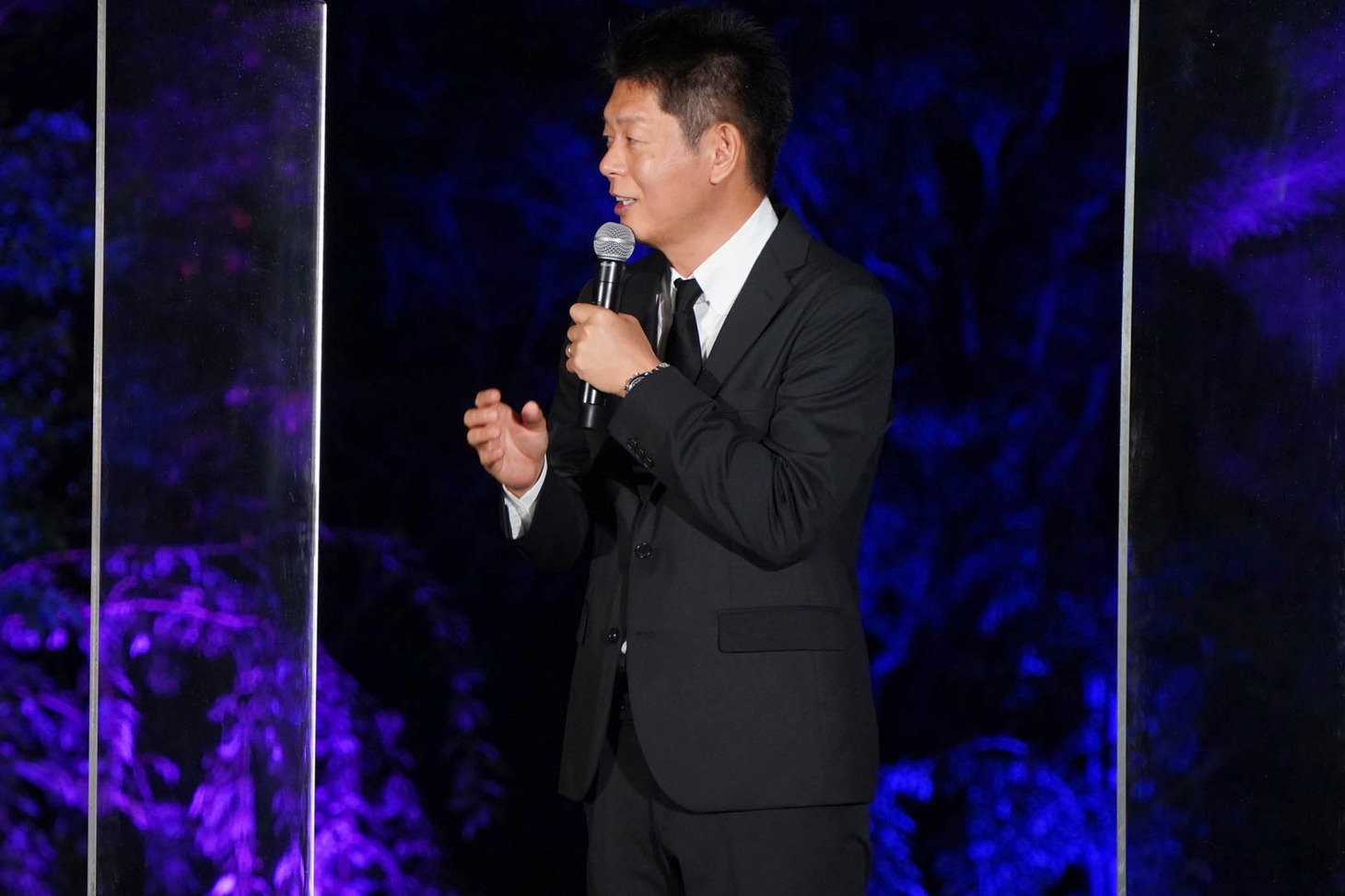 不安げな相葉雅紀の目を見ながら、怪談を聴かせる島田秀平。