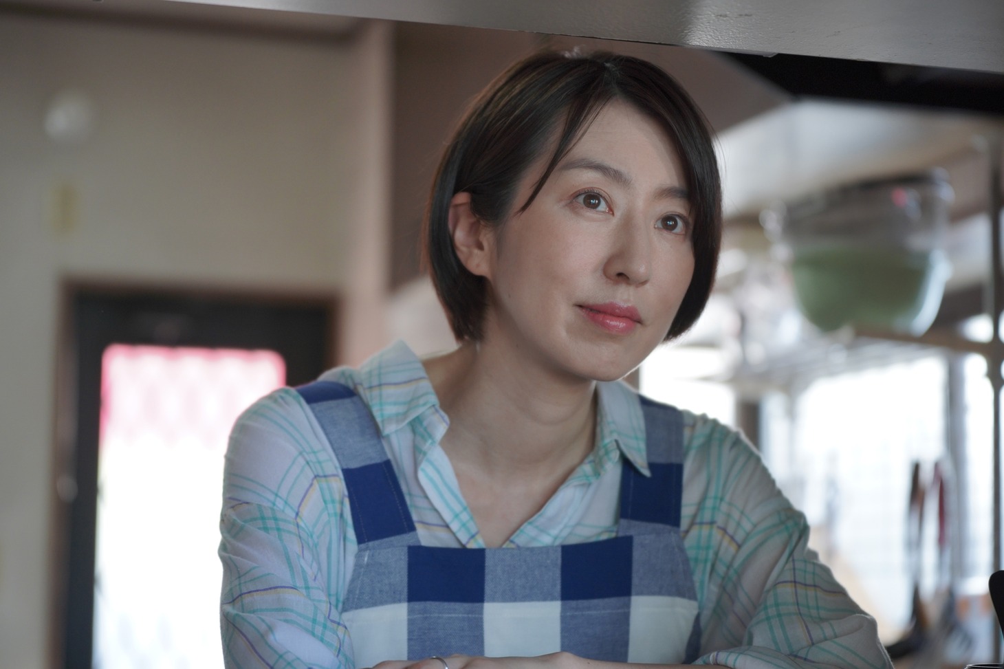 西山繭子演じる咲子。