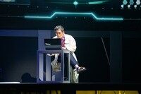 濱尾ノリタカ扮するジョージ・狩崎。