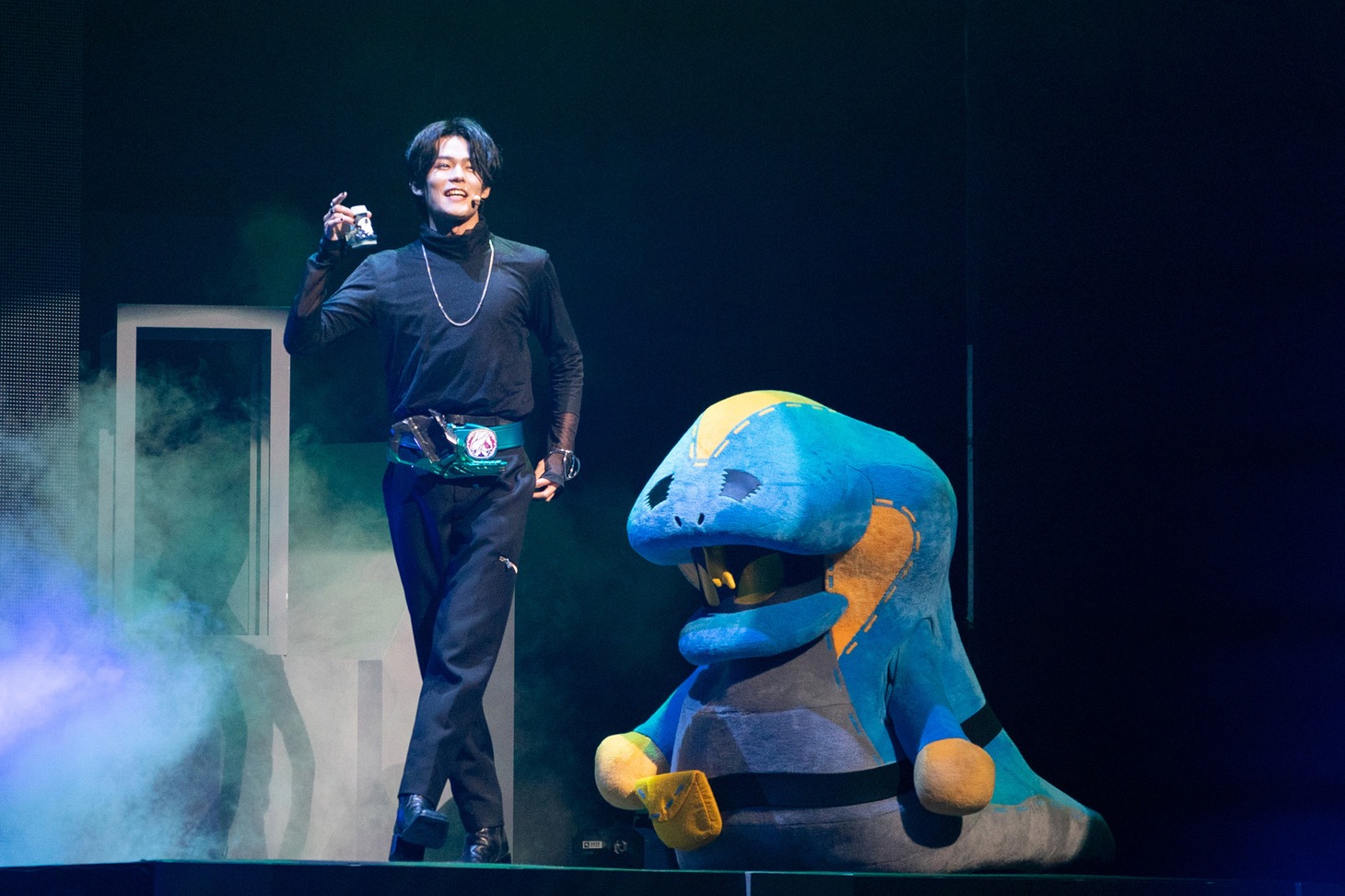 左から日向亘扮するカゲロウ、ラブコフ。