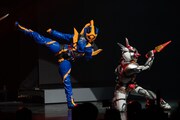 左から仮面ライダージャンヌ、仮面ライダーアギレラ。