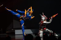 左から仮面ライダージャンヌ、仮面ライダーアギレラ。