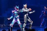 左から仮面ライダーリバイス・真、ベイド。