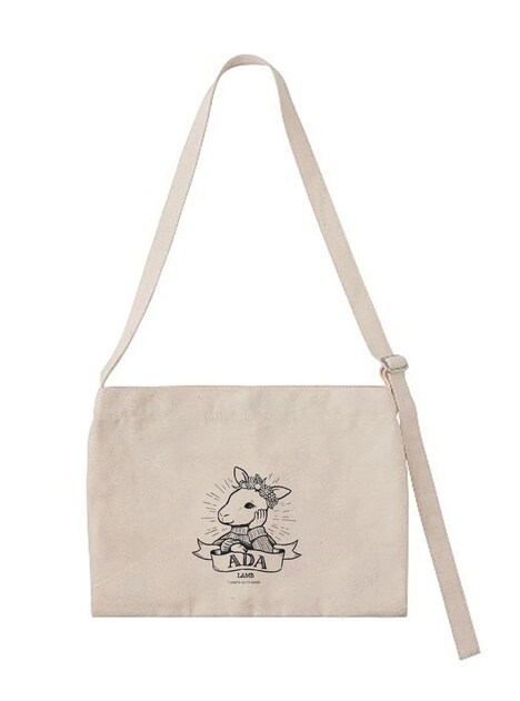 「LAMB／ラム」日本公式グッズ第2弾のアダちゃんミュゼットバッグ。