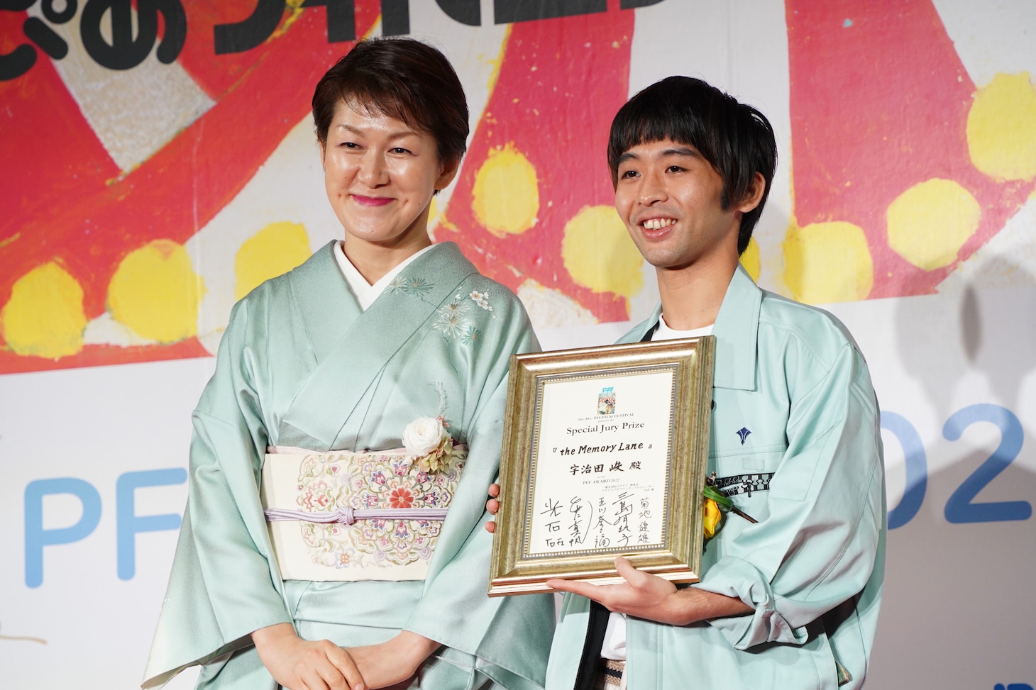 PFFアワード2022で審査員特別賞を獲得した「the Memory Lane」監督の宇治田峻（右）。審査員を務めた玉川奈々福（左）。