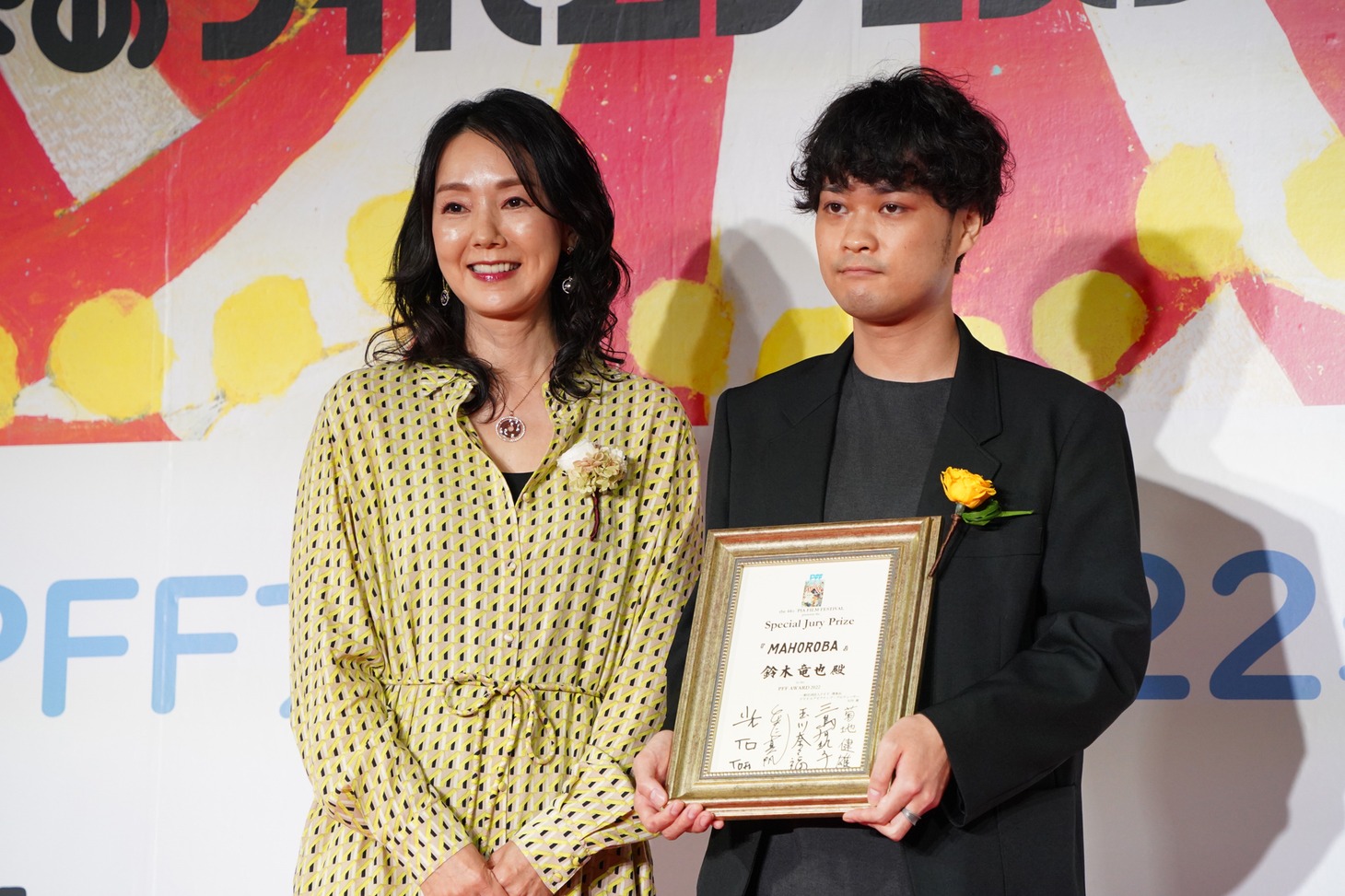 PFFアワード2022で審査員特別賞を獲得した「MAHOROBA」監督の鈴木竜也（右）。審査員を務めたとよた真帆（左）。