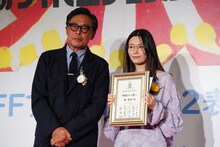 PFFアワード2022で審査員特別賞を獲得した「幽霊がいる家」監督の南香好（右）。審査員を務めた光石研（左）。