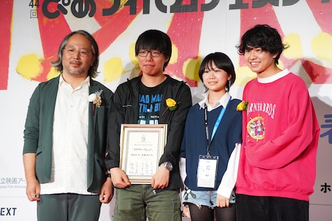 PFFアワード2022で準グランプリと観客賞を獲得した「スケアリーフレンド」監督の峰尾宝（右）と高橋直広（中央左）、主演の峰尾桜（中央右）。審査員を務めた菊地健雄（左）。