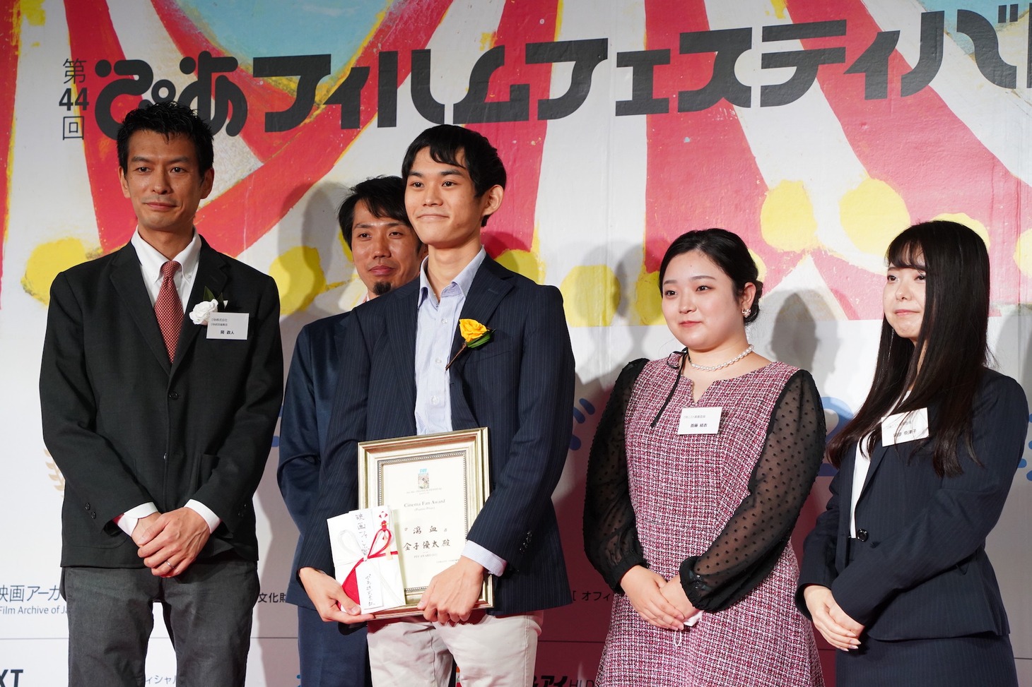 PFFアワード2022で映画ファン賞（ぴあニスト賞）を獲得した「瀉血」監督の金子優太（中央）。プレゼンターを務めた岡政人（左）と審査をした映画ファンの方々（その他）。