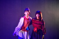 左から井本彩花扮する五十嵐さくら、浅倉唯扮する夏木花。