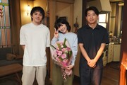 左から林遣都、松岡茉優、仲野太賀。