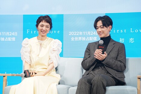 左から満島ひかり、佐藤健。