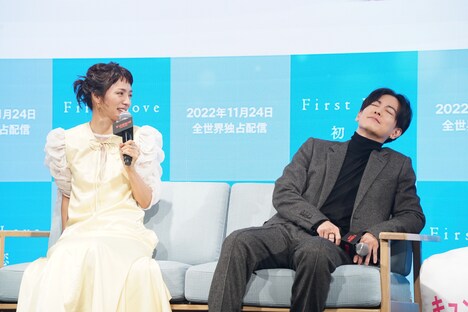 眩しそうな顔をする佐藤健（右）。