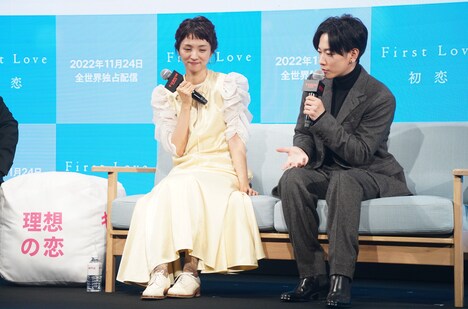 左から満島ひかり、佐藤健。