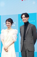 左から満島ひかり、佐藤健。