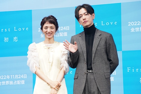 左から満島ひかり、佐藤健。