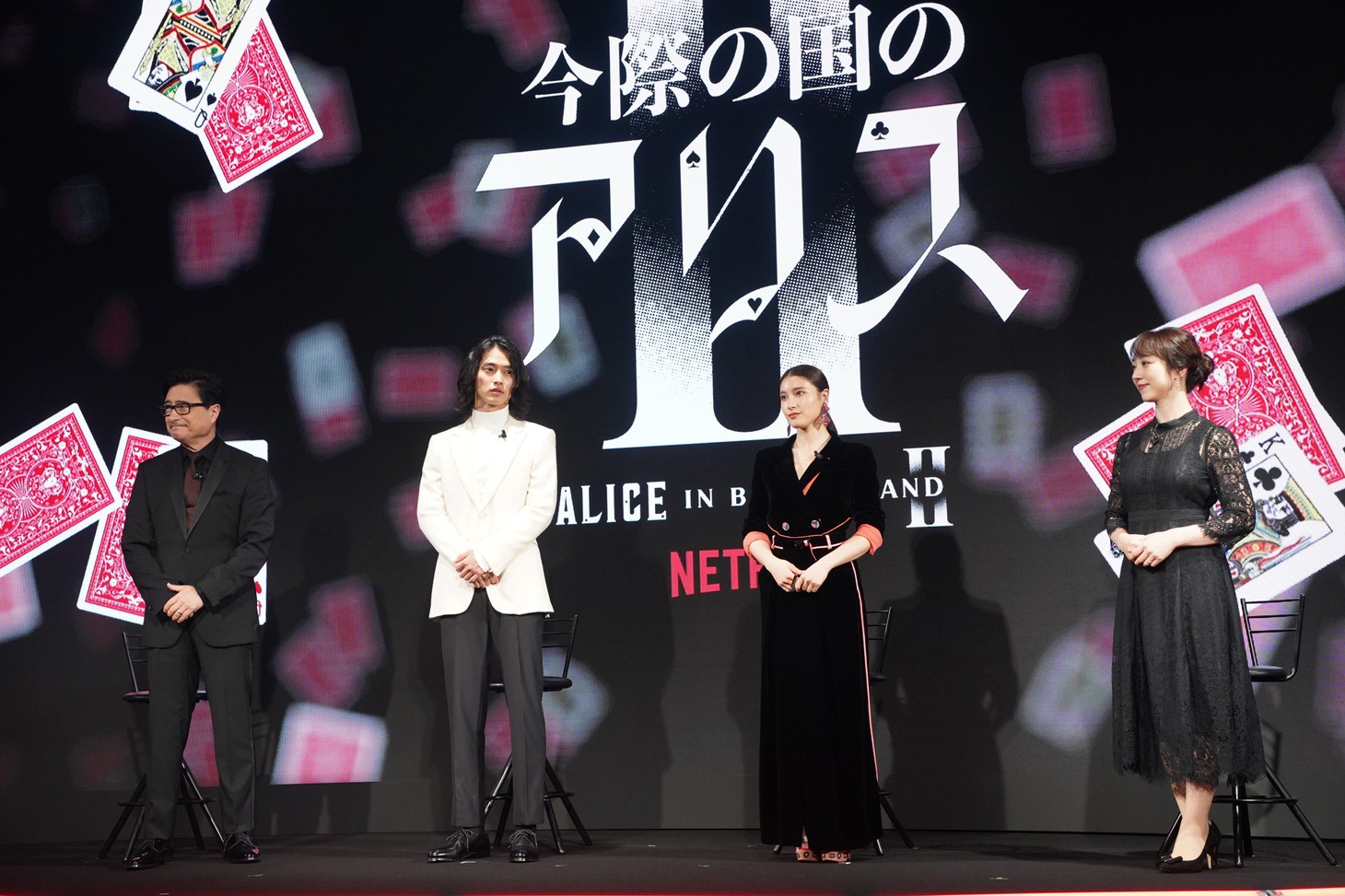 左からMCのジョン・カビラ、山崎賢人、土屋太鳳、MCの川田裕美。