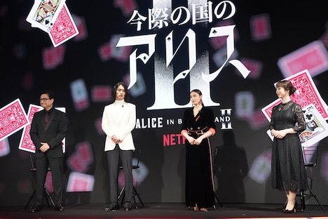 左からMCのジョン・カビラ、山崎賢人、土屋太鳳、MCの川田裕美。