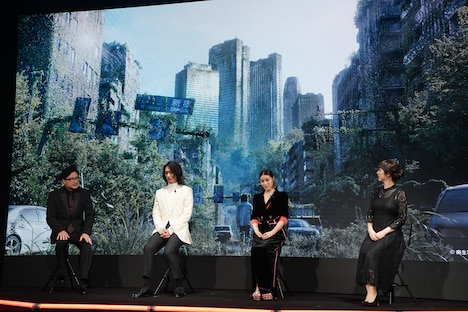 左からMCのジョン・カビラ、山崎賢人、土屋太鳳、MCの川田裕美。