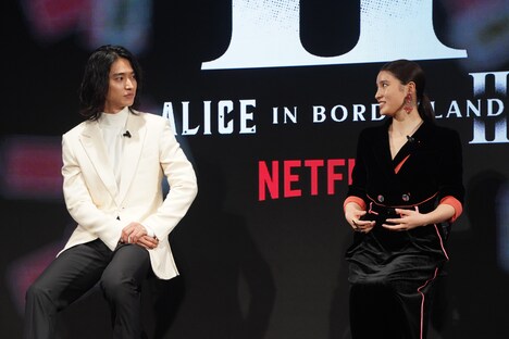 左から山崎賢人、土屋太鳳。