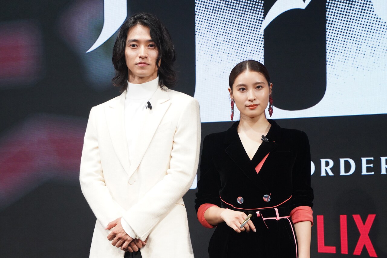 左から山崎賢人、土屋太鳳。