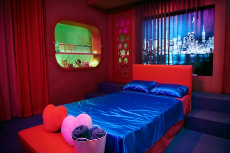 七瀬が働く風俗の個室。