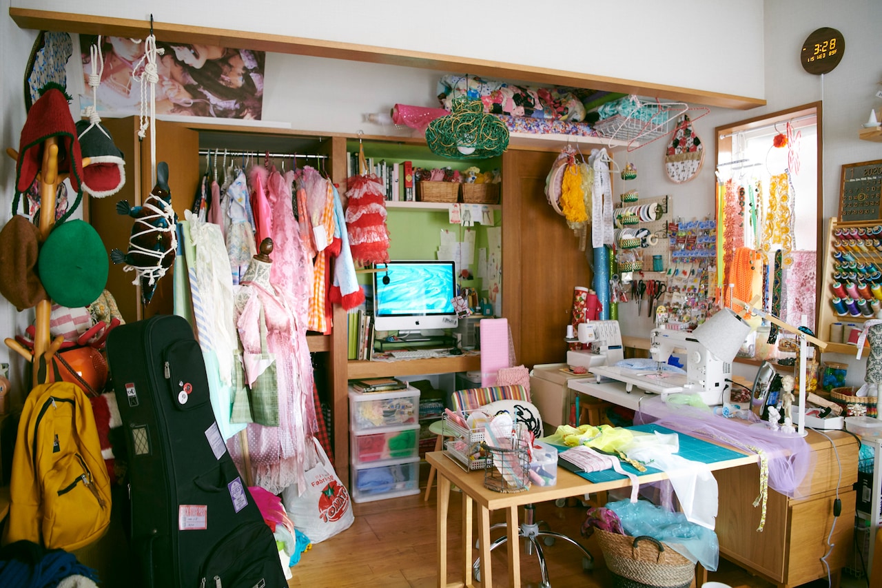 「もっと超越した所へ。」4組の男女が過ごす部屋を収めた新写真