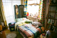 真知子のアトリエ兼自宅のベットサイド。