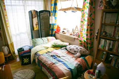 真知子のアトリエ兼自宅のベットサイド。