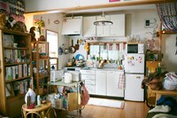 真知子のアトリエ兼自宅のキッチンスペース。