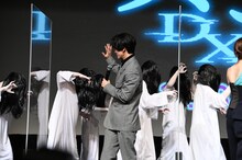 貞子に手を振る川村壱馬。