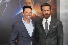 左からヒュー・ジャックマン、ライアン・レイノルズ。（写真提供：Marion Curtis / Starpix / INSTARimages / Cover Images / Newscom / ゼータ イメージ）