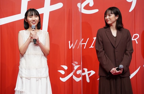 左から安原琉那、清野菜名。